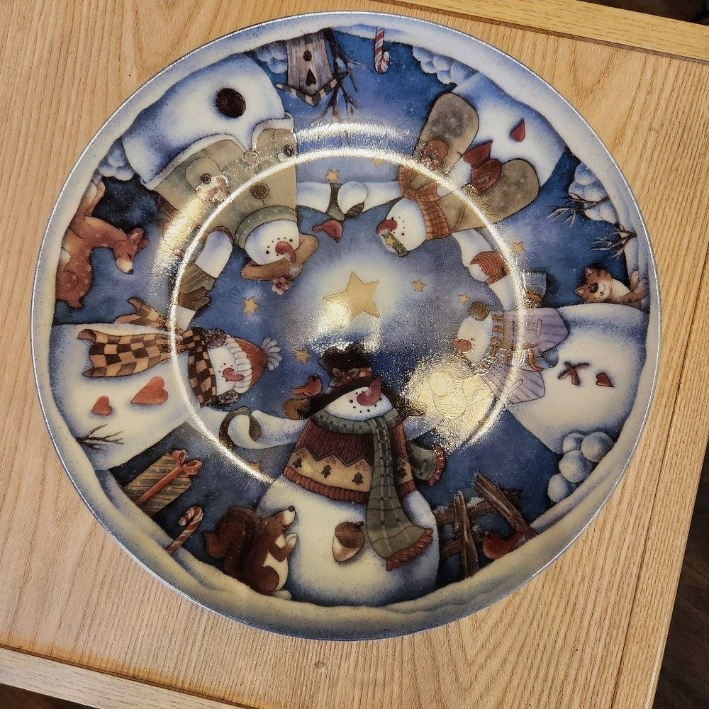 Hanna's Handiworks NWOT Blue & Multicolored China/ Porcelain Snowman 10.5" Plate